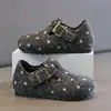 Zapatos Birkenstock de niña con lunares, nueva colección otoño/invierno 2026, zapatos infantiles de suela blanda con cierres de velcro, zapatos pequeños de cuero retro y versátiles para niños mayores