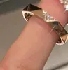 Anel Retrô Popular Xiaohongshu com Rombos Full-Diamond Escovado, Exquisito, Luxo Acessível, High-End, Anel de Empilhamento Estilo Frio para Mulheres