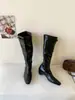 Botas Longas Quadradas de Bico Reto com Pernas Retas 2026 Outono/Inverno Estilo Europeu e Americano Aumento de Altura Fivelas Plissadas Botas Longas