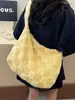 Bolso Cruzado de Gran Capacidad de Alta Gama para Viajes Transfronterizos Otoño e Invierno para Mujer 2025 Nuevo Bolso Cruzado de Felpa y Piel