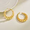Pendientes dorados retro europeos y americanos con diseño hueco a rayas y artesanía intrincada, diseño de nicho de lujo ligero, pendientes elegantes y con estilo para mujer