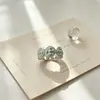 Anel Aberto de Trevo de Quatro Folhas da Sorte Exquisito com Cravação de Diamantes de Luxo Leve para Mulheres, Estilo Ins Europeu e Americano, Anel Versátil da Moda
