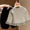 Cardigã de malha para meninas de primavera com retalhos xadrez e babados, conjunto de casaco de outono estiloso e moderno estilo coreano para bebês