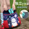 Capas de chuva descartáveis personalizadas OEM para sapatos de crianças, meninos e meninas, espessadas para uso escolar, com impressão de logotipo e designs personalizados disponíveis para atacado