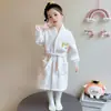 Roupão de flanela para meninas para outono e inverno, fleece de coral espessado, novo estilo 2026 roupão infantil, toalha de banho para bebê menina