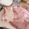 Conjunto de Tres Piezas para Niña 2026 Estilo Chino Nueva Moda Primavera y Otoño Camisa, Chaleco, Pantalones Acampanados Elegantes y Lindos