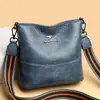 Bolsa Saco Feminina 2023 Nova Bolsa de Ombro Transversal Feminina de Couro Macio Simples Versátil Bolsa de Grande Capacidade para Meia-Idade e Idosos Tendência