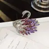 Novedades Transfronterizas Europeas y Americanas, Lujo Accesible, Broche de Cisne Degradado de Alta Gama, Corsage Elegante de Cristal Imitación de Industria Pesada, Pasador Antiexposición