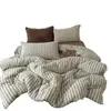 Conjunto de cama de quatro peças em veludo de leite com materiais mistos, estilo ins, capa de edredom listrada simples, conjunto de três peças espesso e quente em fleece coral para o inverno