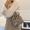 Bolso de Cubo de Lona a Cuadros Popular de Este Año para Mujer 2025 Nuevo Bolso de Hombro con Cadena y Cordón Ajustable Bolso Cruzado Versátil y a la Moda