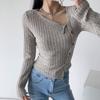 2023 Outono e Inverno Novo Slim-fit Manga Comprida Malha Suéter Feminino Pure Desire Wind Irregular Slant Single-breasted Trendy Top
