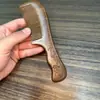 Pente de sândalo de seda dourada escultura em madeira inteira pente de massagem dentes finos largos gravura frente e verso pente de madeira dourada pente de presente letras