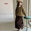 Nova coleção de inverno de suéteres e cardigãs para meninas, apresentando designs estilosos e modernos para crianças
