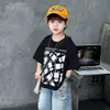 Conjunto de Verão com Manga Curta para Meninos, Estilo Leve, Roupa de Pequeno Cavalheiro, Novo Modelo 2026, Conjunto de Duas Peças com Shorts Jeans Rasgado para Bebês