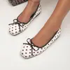 Zapatos de mujer de estilo retro de Hong Kong con lunares, que aumentan la altura, de punta cuadrada, modelo nuevo 2026, estilo shallow para la noche, bailarinas con lazo