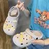Zapatos perforados de nuevo estilo para mujer, zapatos cerrados de verano para uso en exteriores, sandalias slip-on para hombre, zapatos de playa ligeros de suela blanda, modernos para parejas