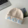 Gorro de Punto con Letra Retro Coreano de Comercio Exterior 2025 Nuevo para Mujer Invierno Cálido Holgado Versátil Protección para Orejas Gorro de Lana
