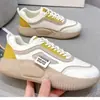 Zapatos casuales, zapatos versátiles, tenis, zapatos blancos de suela suave 2026, nuevos estilos modernos y de moda, diseño de punta cuadrada, en stock, venta al por mayor para mujer