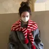 Cachecol Triangular Listrado com Pompons Vermelhos para Mulheres 2025 Novo Outono e Inverno Cachecol de Natal Xale Peça de Roupa Externa Cachecol de Gola Quente Tricotado