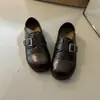 Zapatos de cuero estilo retro relajado con puntera redonda y hebilla metálica, colección otoño 2026, antideslizantes, color liso, casual, zapatos de cuero bajos de corte profundo para ir al trabajo