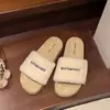 Nuevas zapatillas peludas para mujer modelo 2026 para exteriores, de suela gruesa, estilo coreano para otoño e invierno, de algodón, de una sola tira, cálidas y cómodas, beige