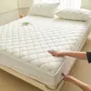 Sábana bajera ajustada de algodón 100% teñido en hilo y lavada para maternidad e infantil transfronteriza Clase A, funda de cama hecha a medida, sábana bajera ajustada acolchada de algodón lavado 100% algodón de soja