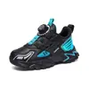 Tênis com fivela giratória, novo modelo de primavera, sapatos atléticos respiráveis, tênis esportivos leves de malha, sapatos casuais para meninos mais velhos