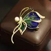 Elegante broche de borboleta translúcido rosa-azul de alta qualidade com efeito de gota de óleo, estiloso e único, com pérolas naturais e design de inseto, acessório feminino
