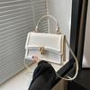 Bolso pequeño de estilo occidental de alta gama para mujer, nuevo bolso bandolera versátil de verano 2024, bolso cuadrado pequeño súper popular y de moda.