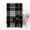 Chal clásico de cuadros estilo británico con flecos, calentador de cuello cálido para otoño e invierno para hombres y mujeres, disponible en varios colores para transmisión en vivo y venta al por mayor transfronteriza