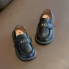 Sapatos de Couro Estilo Britânico para Crianças Velcro Sapatinhos de Bebê para Caminhar Solado Macio Sapatos Individuais para Meninos Novos da Primavera 2025 Sapatos Infantis