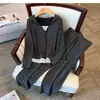 Conjunto de moda nuevo para mujer primavera 2026: top largo con capucha de estilo salino con empalme de dos piezas falsas y pantalones casuales de pierna ancha