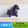 Colgante Personalizado de Fábrica para Hombre Año del Caballo, Joyería para Mujer, Artículo Popular de Transmisión en Vivo, Accesorios Pequeños de Caballo DIY de la Marca de Incienso de Siete Colores de Dunhuang