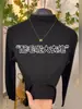 Elegante camisa básica de cuello alto medio de color negro sólido de carbono para mujer, nueva tendencia versátil de ajuste ceñido 2025