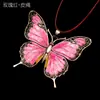 Collar Cruzado Europeo y Americano No de Lujo Ligero Patrón de Hoja de Bambú Pintado con Polvo de Perla Mariposa Cola de Golondrina Joyería de Insectos de Nicho de Plata Antigua
