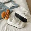 Zapatos planos blancos con puntera reforzada de lunares y cierre de velcro para mujer, nuevo modelo otoño 2026, zapatillas casuales ligeras versátiles para estudiantes