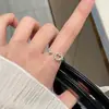 Anillo exquisito y delicado con incrustaciones de diamantes, con un aire exclusivo y de alta gama, adecuado para estudiantes mujeres, con un sencillo diseño de mariposa y corazón, perfecto para apilar o como anillo de pareja de estilo abierto.