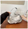 Bolsa de ombro vintage com fivela de cinto multicolorida, bolsa biker plissada brilhante, bolsa de ombro em formato de crescente, bolsa feminina de nicho versátil e única