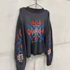 Top de Manga Larga con Estampado de Llama Retro Americano sobre Fondo Negro y Patrón de Cruz Contrastante Rojo y Azul, Top de Manga Larga Corto de Cintura Alta Estilo Hot Girl