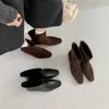 Botines cuadrados sencillos para mujer, nueva colección otoño/invierno 2026, con parte superior de gamuza, tacón grueso y diseño ajustado, lo que los convierte en botines versátiles y modernos