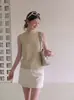 Deslumbrante regata de tricô amarela, sem mangas, com gola redonda e altura semi-alta para mulheres na Tailândia, um novo estilo de verão que fica ótimo quando usada como peça externa.