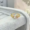 Anel Quadrado Floral Fashionable de Luxo Leve com Videira de Cubo de Açúcar Envolvida e Zircônia Inlaid para Mulheres Design de Nicho Joias de Alta Qualidade