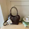 Essenciais para o Trajeto Super Quentes Bolsa Tote Pequena Feminina 2026 Nova Verão Retro Textura Trançada Ombro Único Transversal Bolsa Saco
