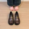 Zapatos de cuero para mujer estilo británico de suela gruesa, nuevos zapatos slip-on de primavera 2026 para mujer, mocasines de trabajo negros JK