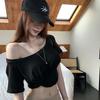 Camiseta Branca Off-Shoulder de Manga Curta para Mulheres no Verão com Nó Torcido Design Slim Nicho Look Emagrecedor Top Cropped Curto