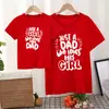 Solo una chica que ama a su papá camiseta con estampado de letras color rojo rosa para padres