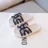 Pantuflas de Moda para Niñas 2026 Verano Nuevas Pantuflas de Suela Plana con una Tira para Niñas Pequeñas Estilo Coreano Sandalias Infantiles para el Hogar y para Uso al Aire Libre