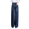 Nuevos jeans de tiro alto y pierna ancha para mujer, lavados y desgastados, con corte recto y holgado, estilizan figuras petite y son de largo hasta el suelo.