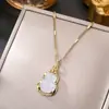 Cadena de clavícula de acero de titanio estilo retro nacional moda candado de paz de jade colgante de izaje todo partido temperamento accesorios de estilo chino de alta calidad