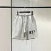 Essenciais para o Nevoeiro de Verão Shorts Masculinos 1977 Comprimento no Joelho para Uso ao Ar Livre, Estilo High Street, Shorts Casuais com Cordão para Casais